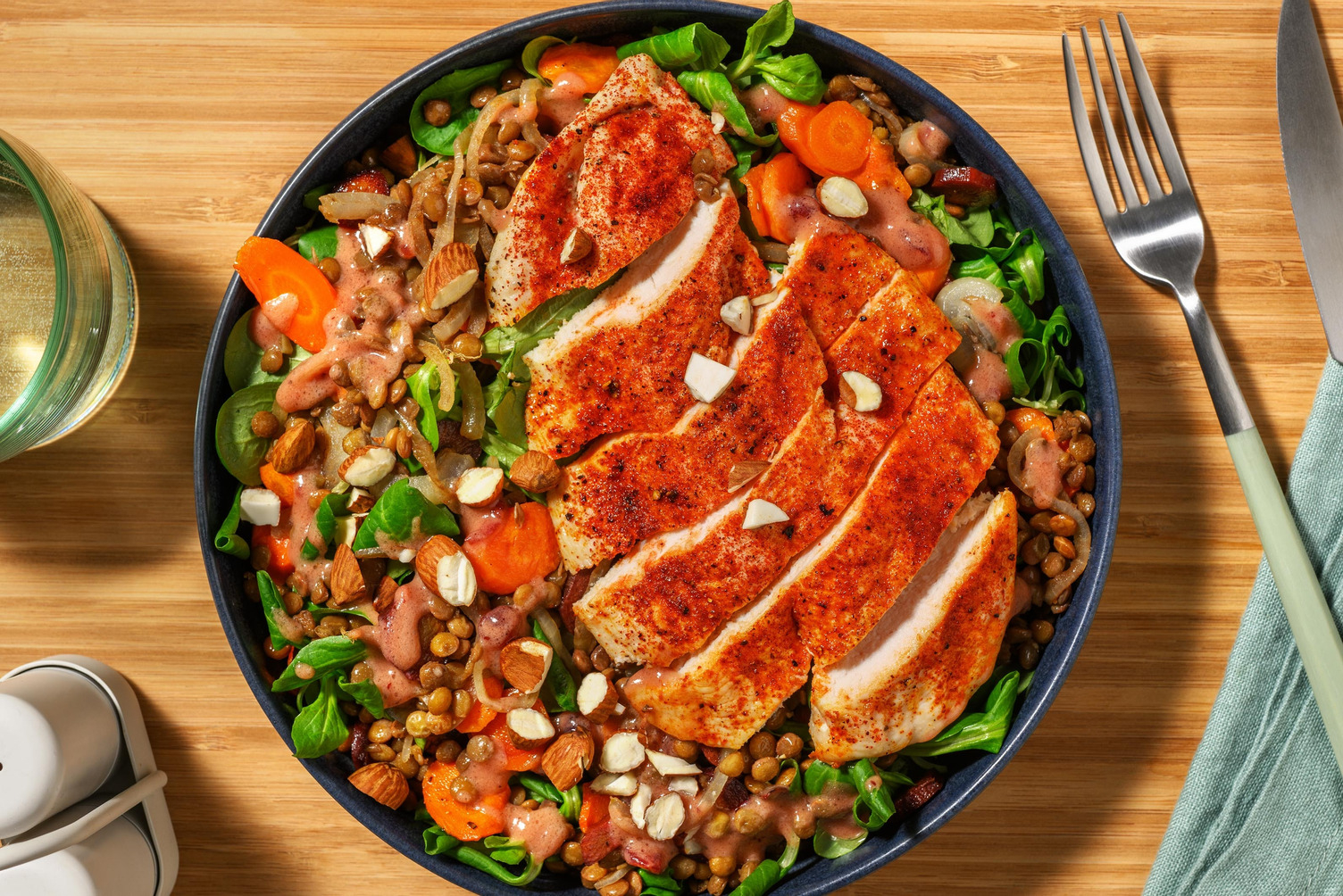 Bio-Hähnchen-Salat mit Senf-Preiselbeer-Dressing