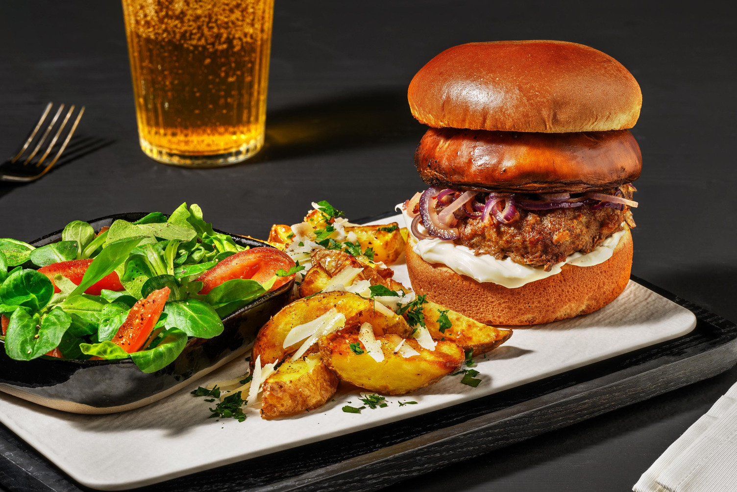 Luxe wildzwijnburger met parmezaan-truffelfrietjes 