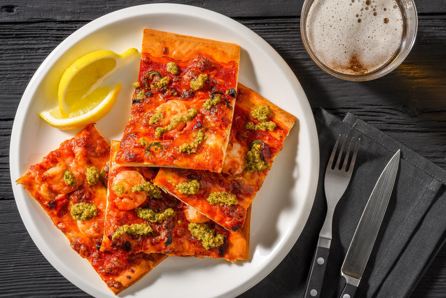 Pizza met garnalen, chorizo en jalapeño