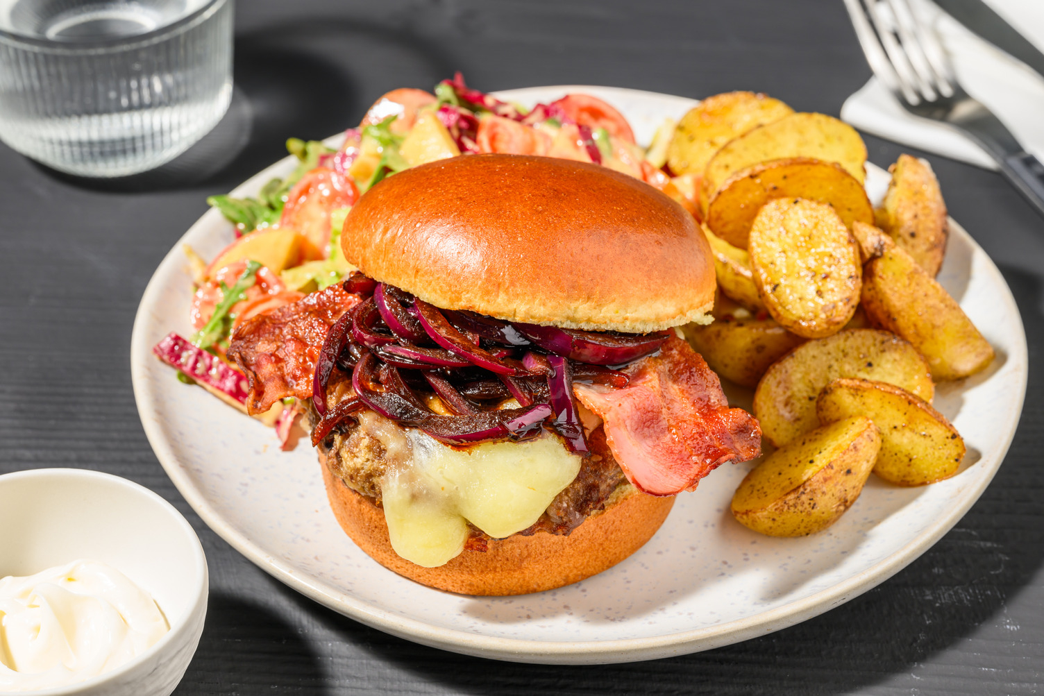Cheeseburger met ontbijtspek op brioche