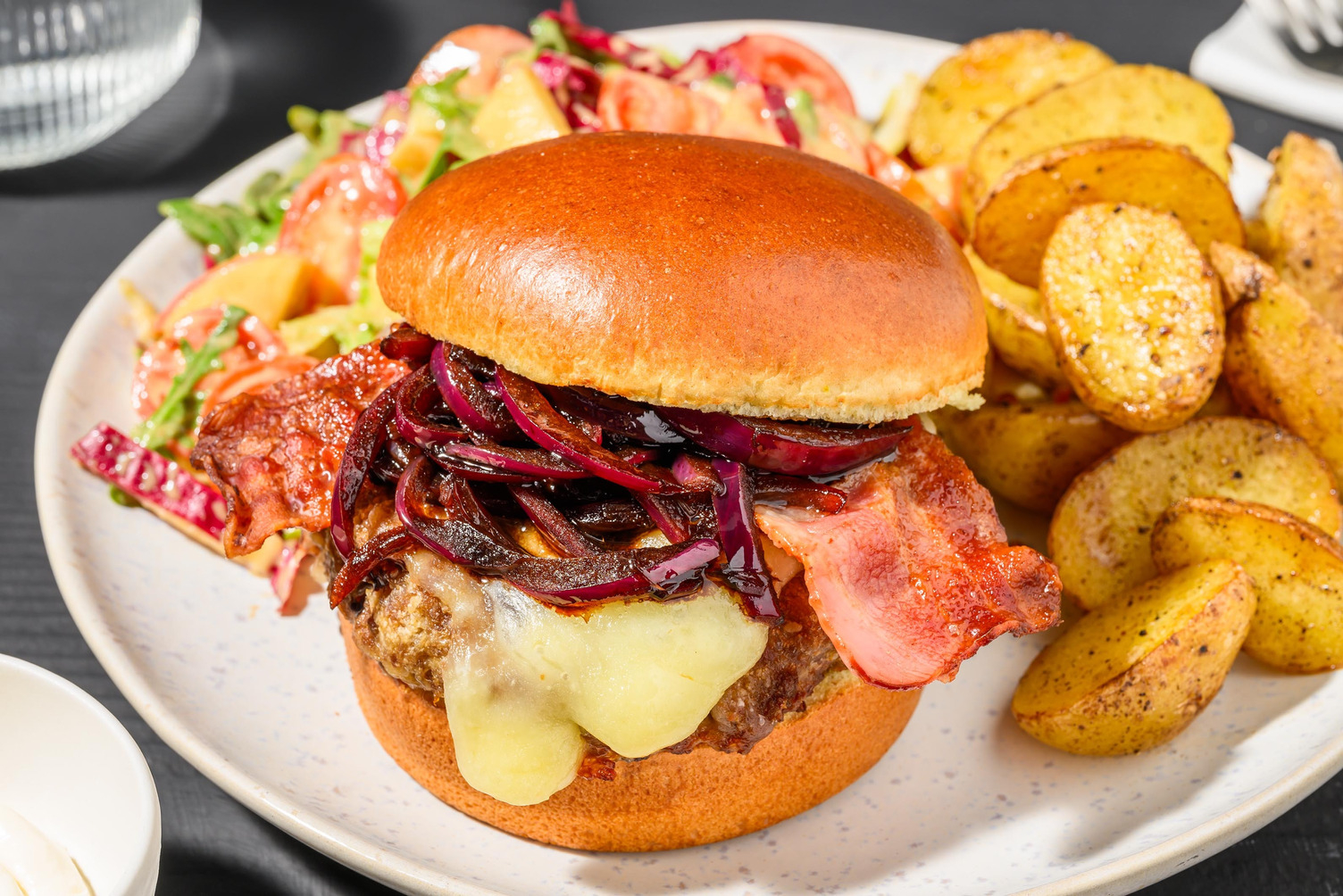 Cheeseburger met ontbijtspek op brioche