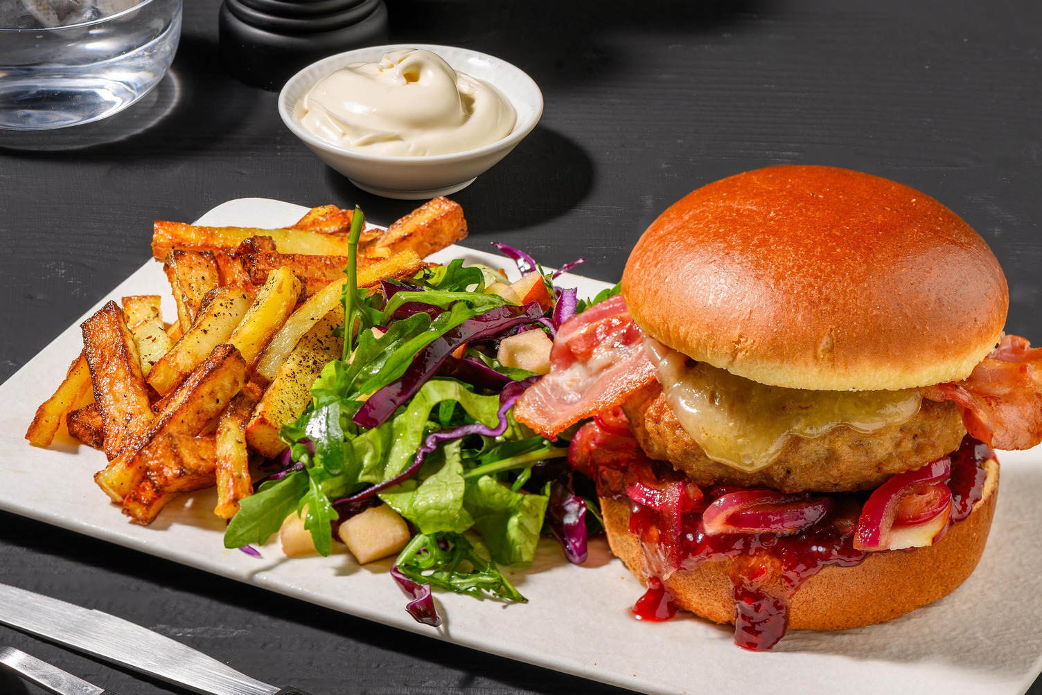 Burger de veau au lard et frites au four