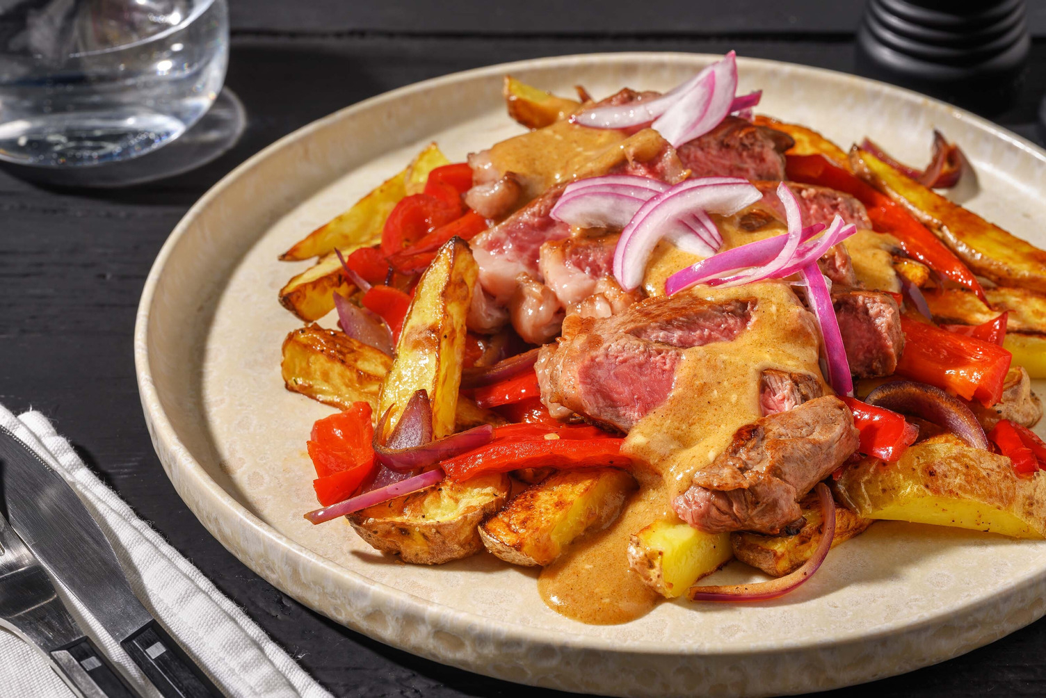 Philly cheesesteak met loaded frieten