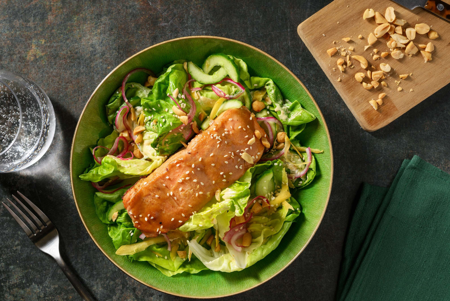 Misozalm en salade met sesamdressing