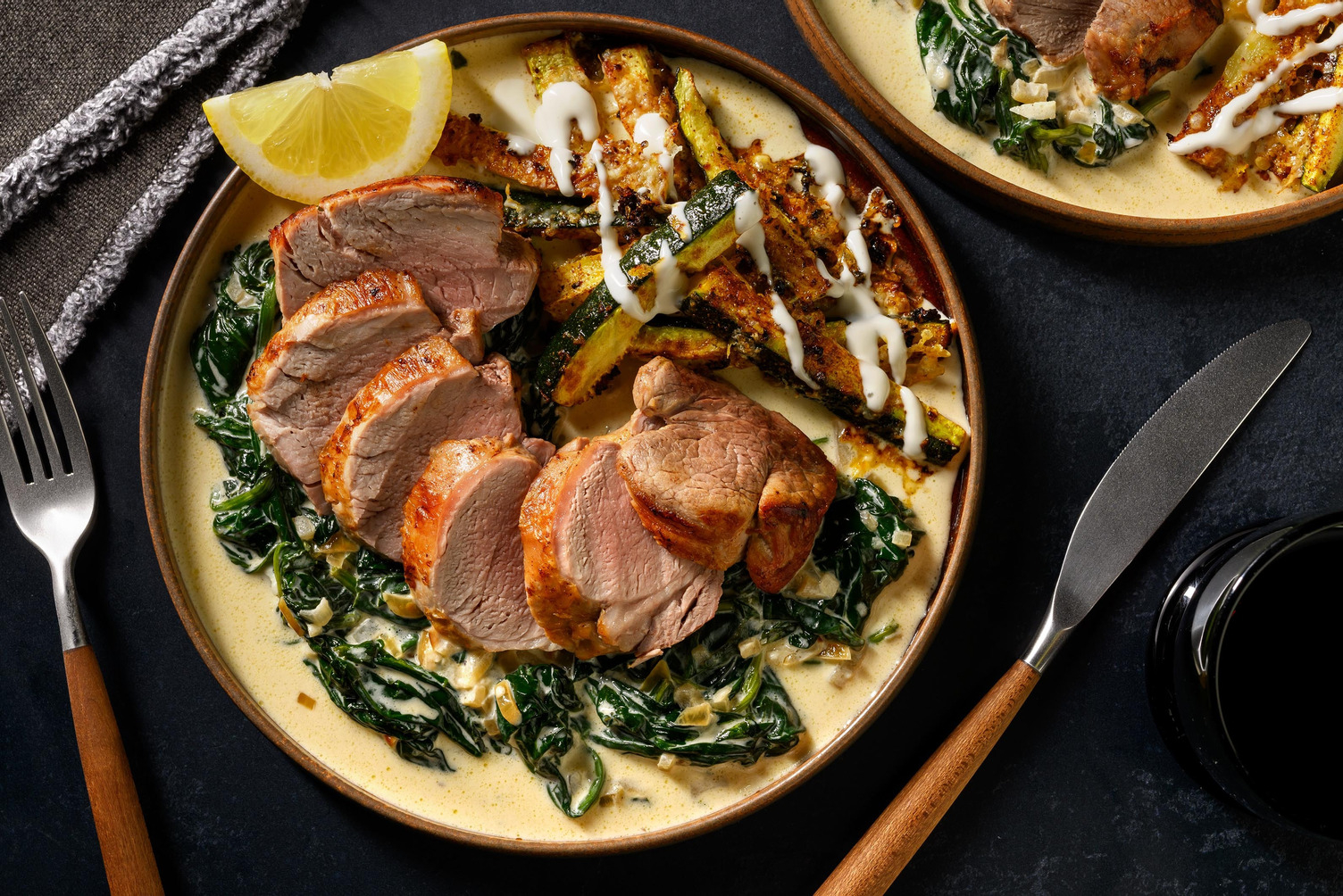 Keto-vriendelijke varkenshaas met courgettefrietjes in parmezaankorst