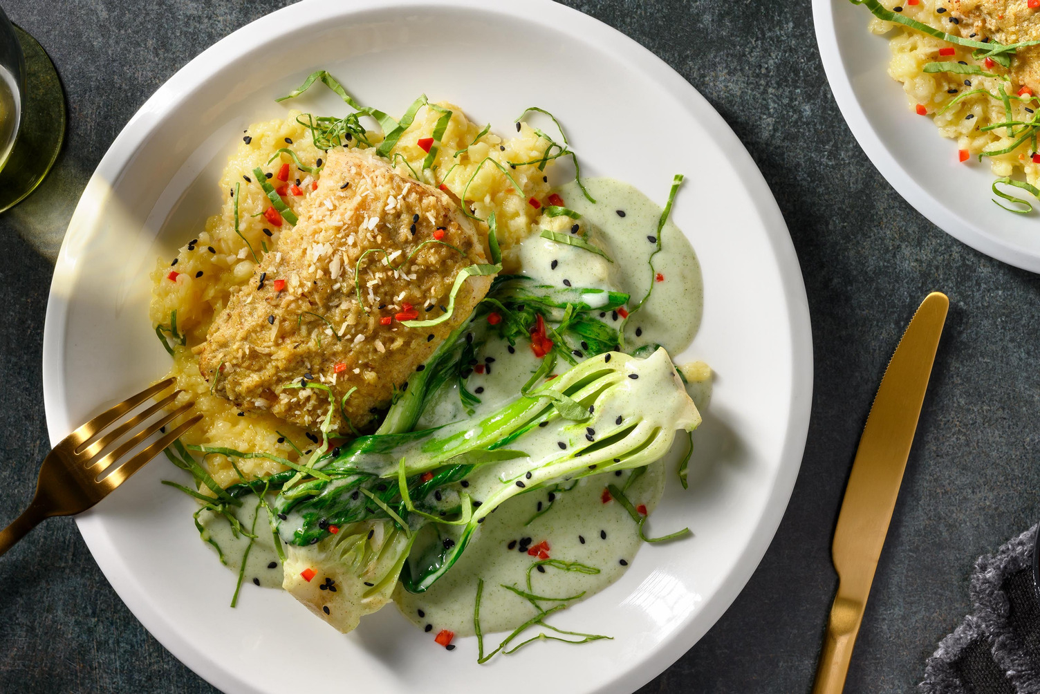 Cabillaud en croûte croustillante à la noix de coco et curry de pak-choï