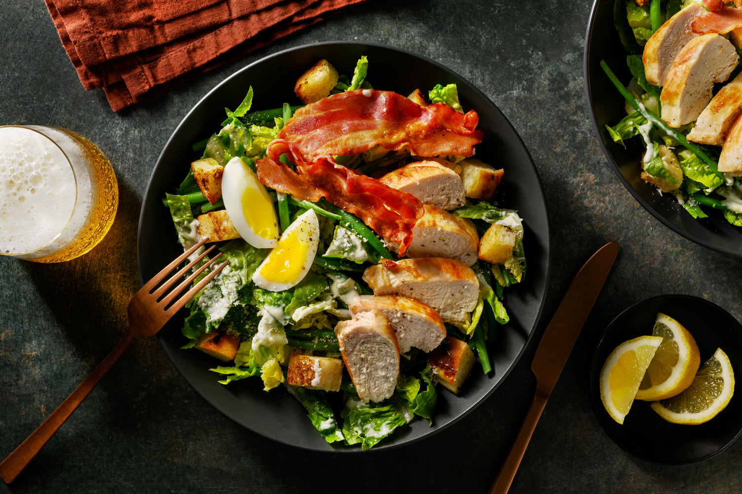 Salade césar gourmande au poulet et lard