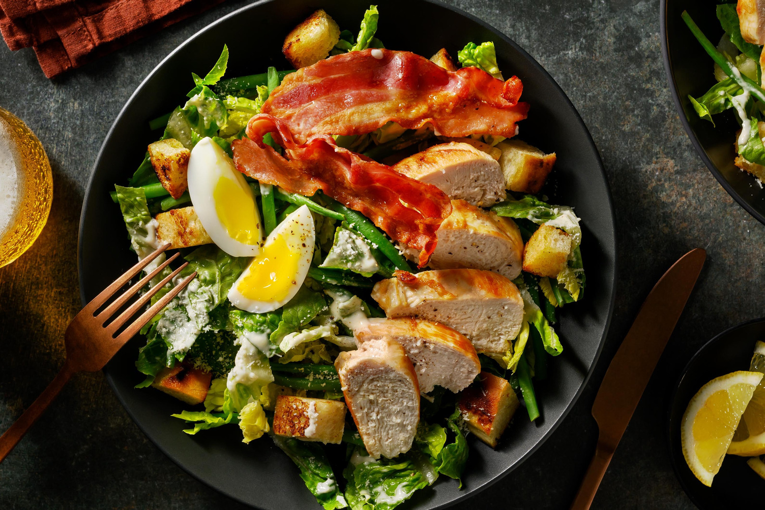 Luxe caesarsalade met kip en ontbijtspek