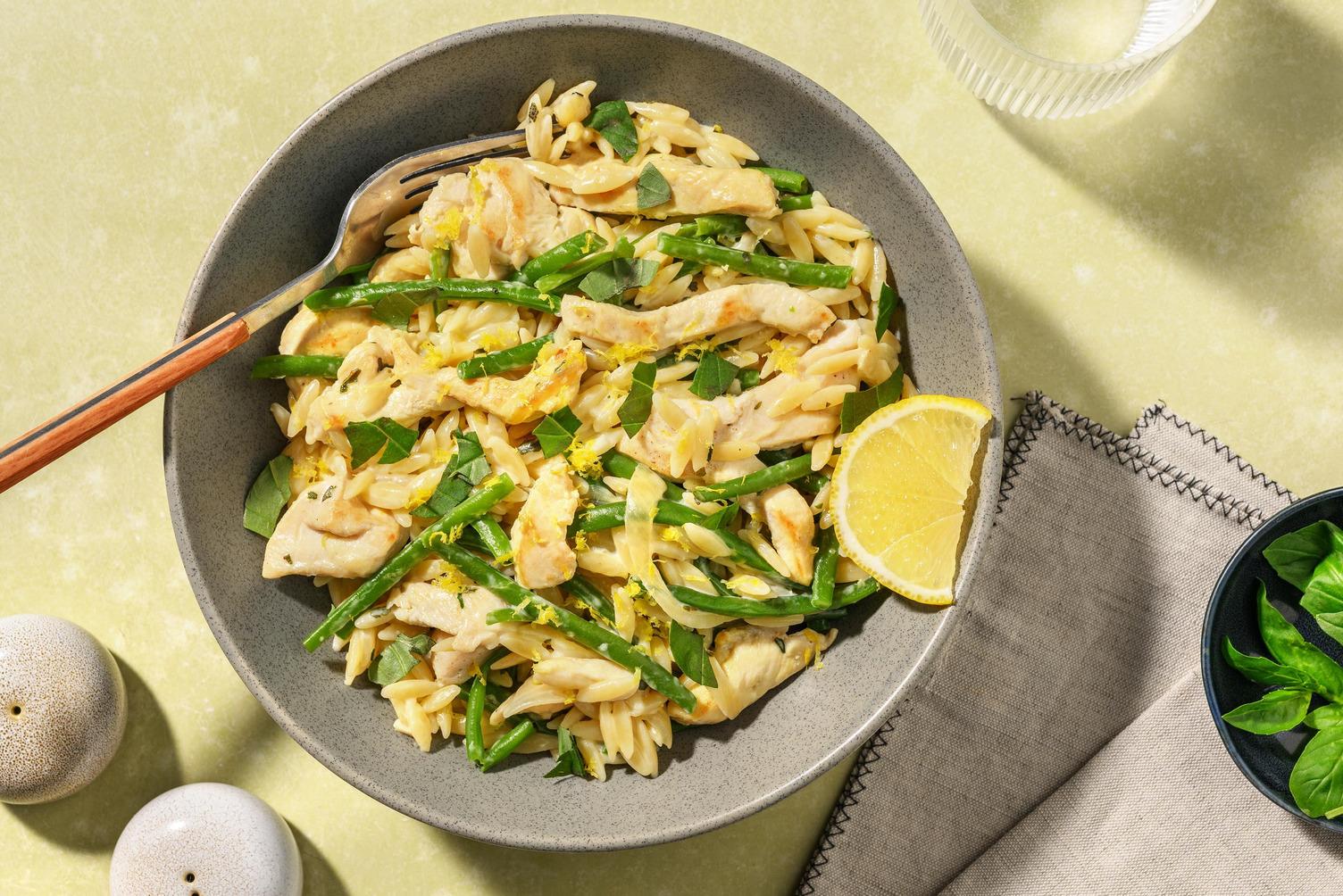 Hähnchen auf Zitronen-Knoblauch-Orzo