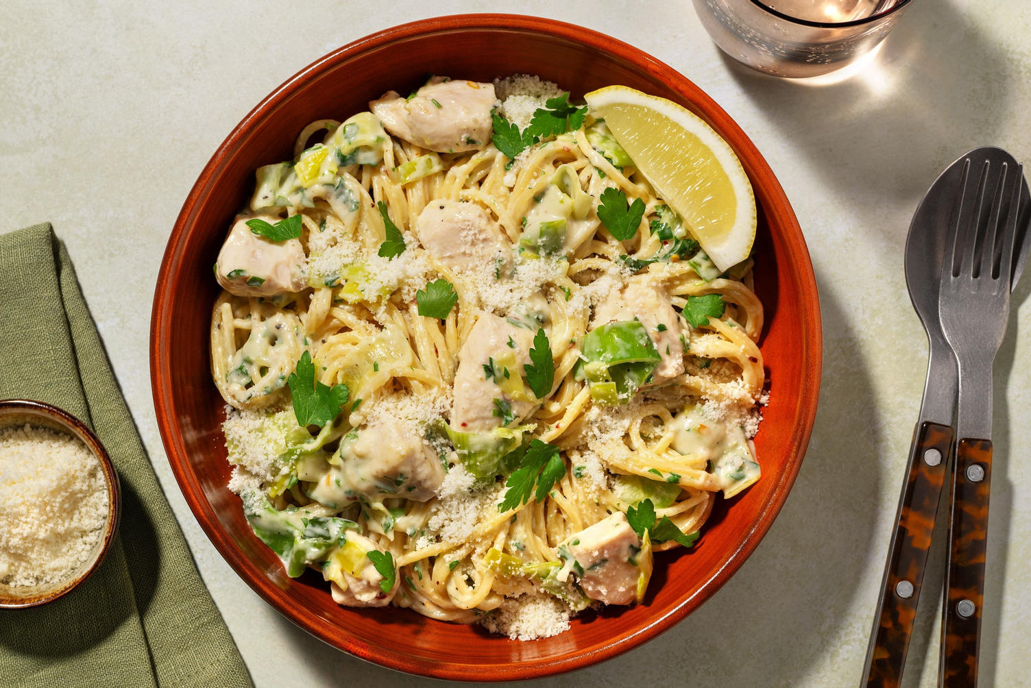 Hähnchengeschnetzeltes auf Spaghetti in frischer Sahnesoße