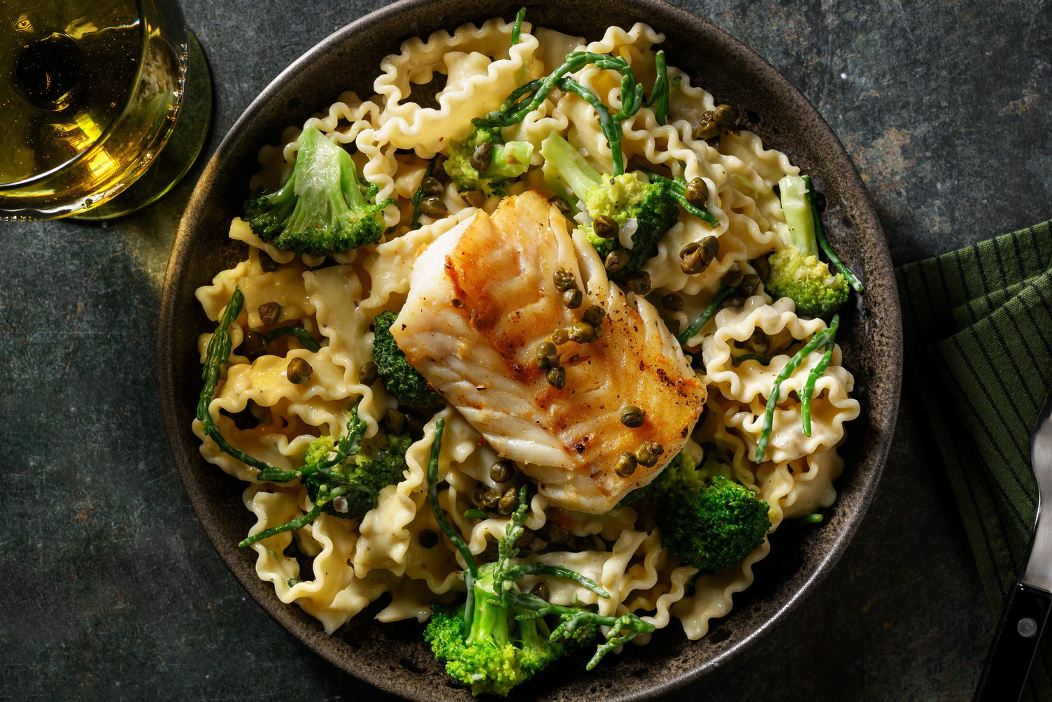 Kabeljauwfilet in kappertjesbotersaus met zeekraal-mafaldine