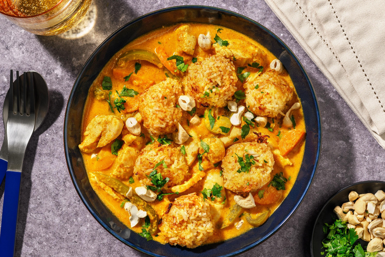 Yaki-Onigiri: Reisbällchen auf Hähnchen Korma Curry 