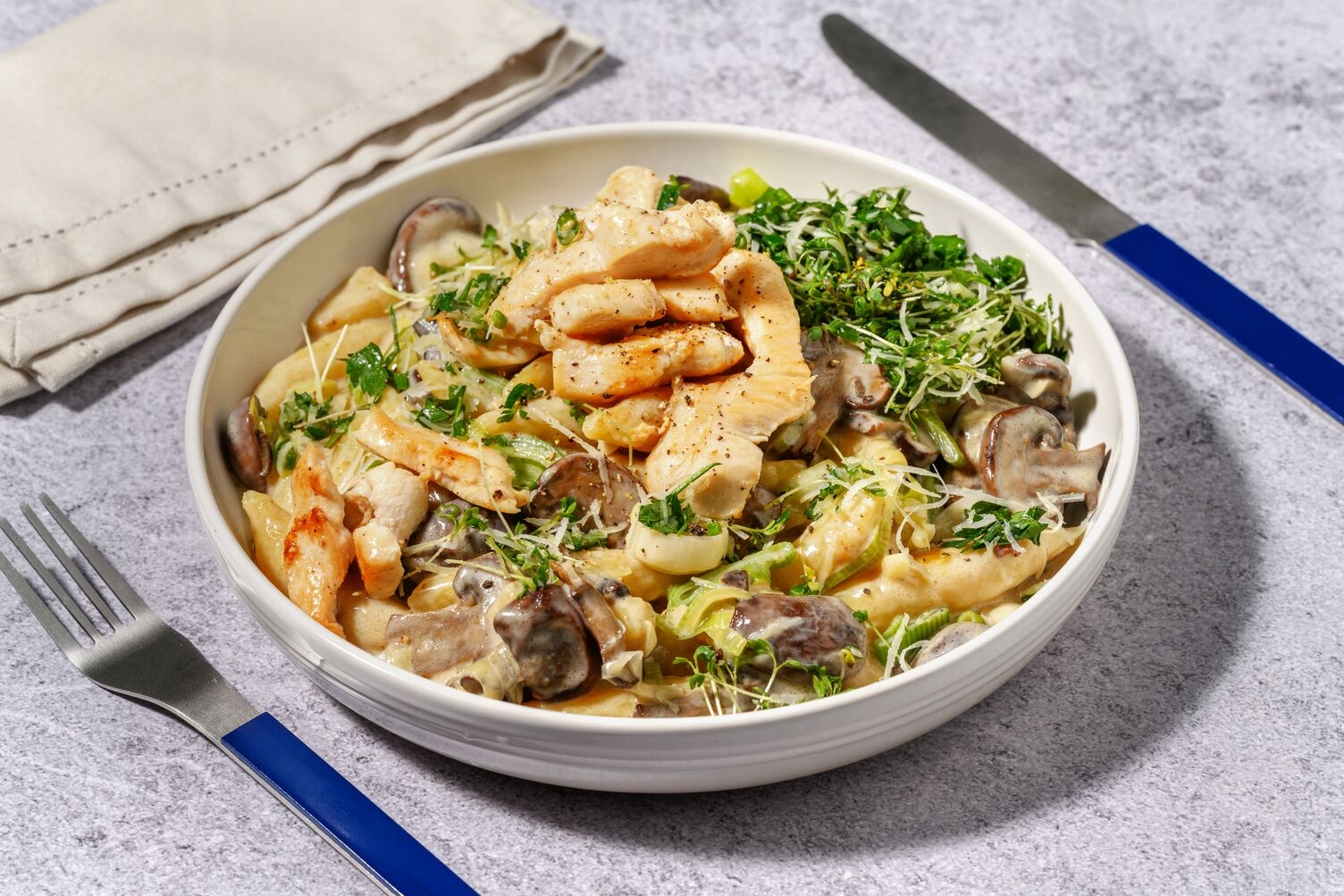 Hähnchen-Schupfnudelpfanne mit Käse-Topping