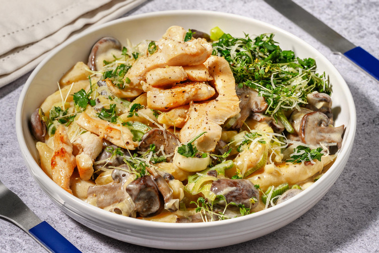 Hähnchen-Schupfnudelpfanne mit Kräuter-Käse Topping