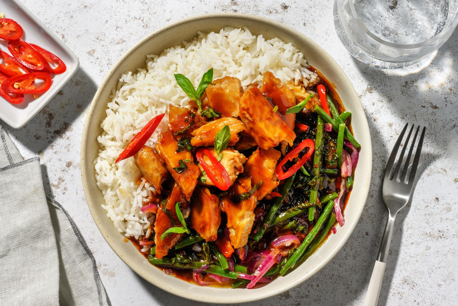 Pad Kra Pao mit veganen Filetstücken und Thai Basilikum