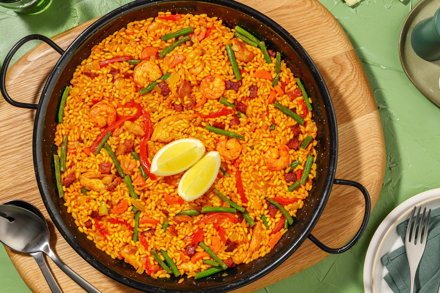 Rijst met garnalen en kippendij à la paella