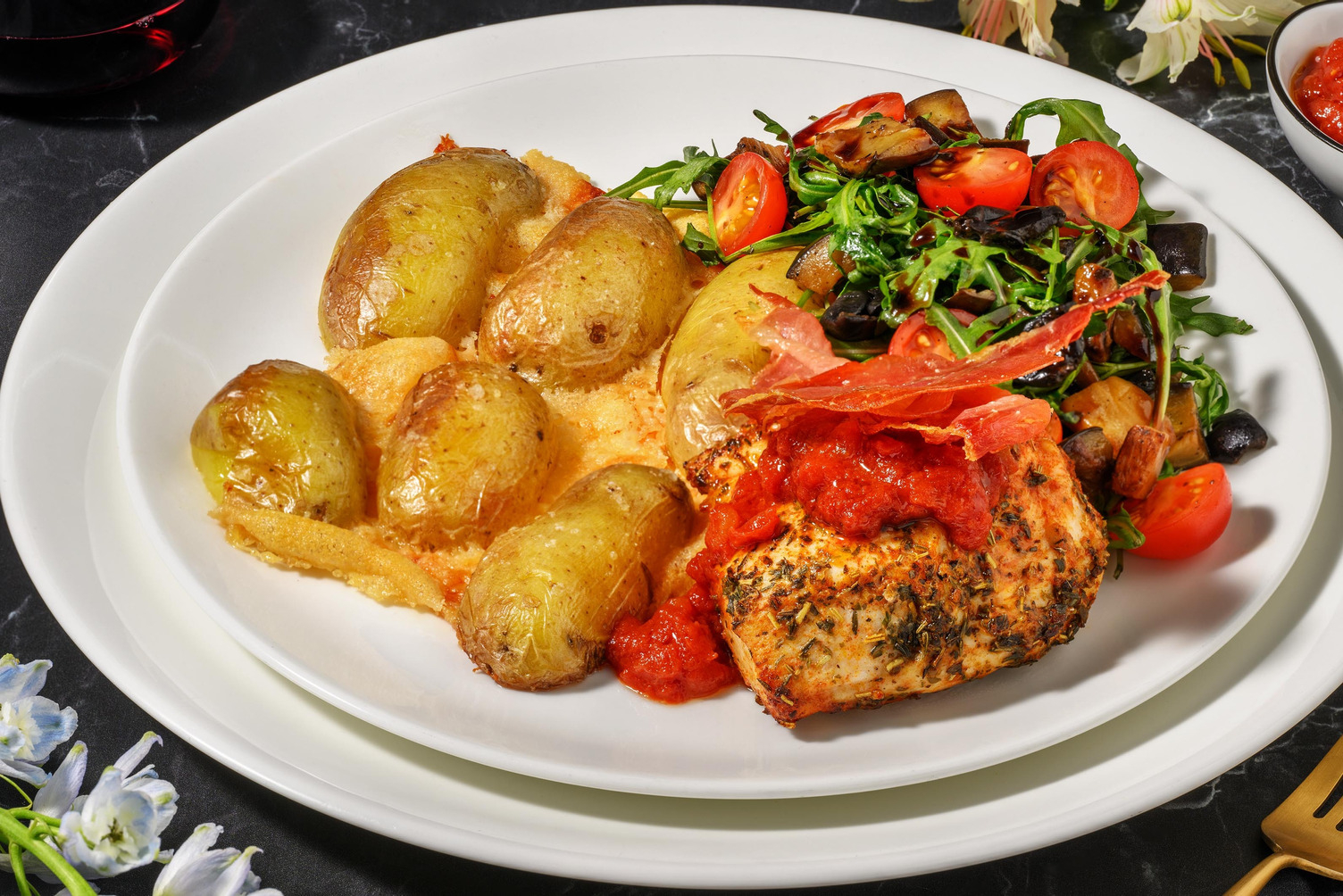 Kipfilet met serranoham en parmezaankrieltjes