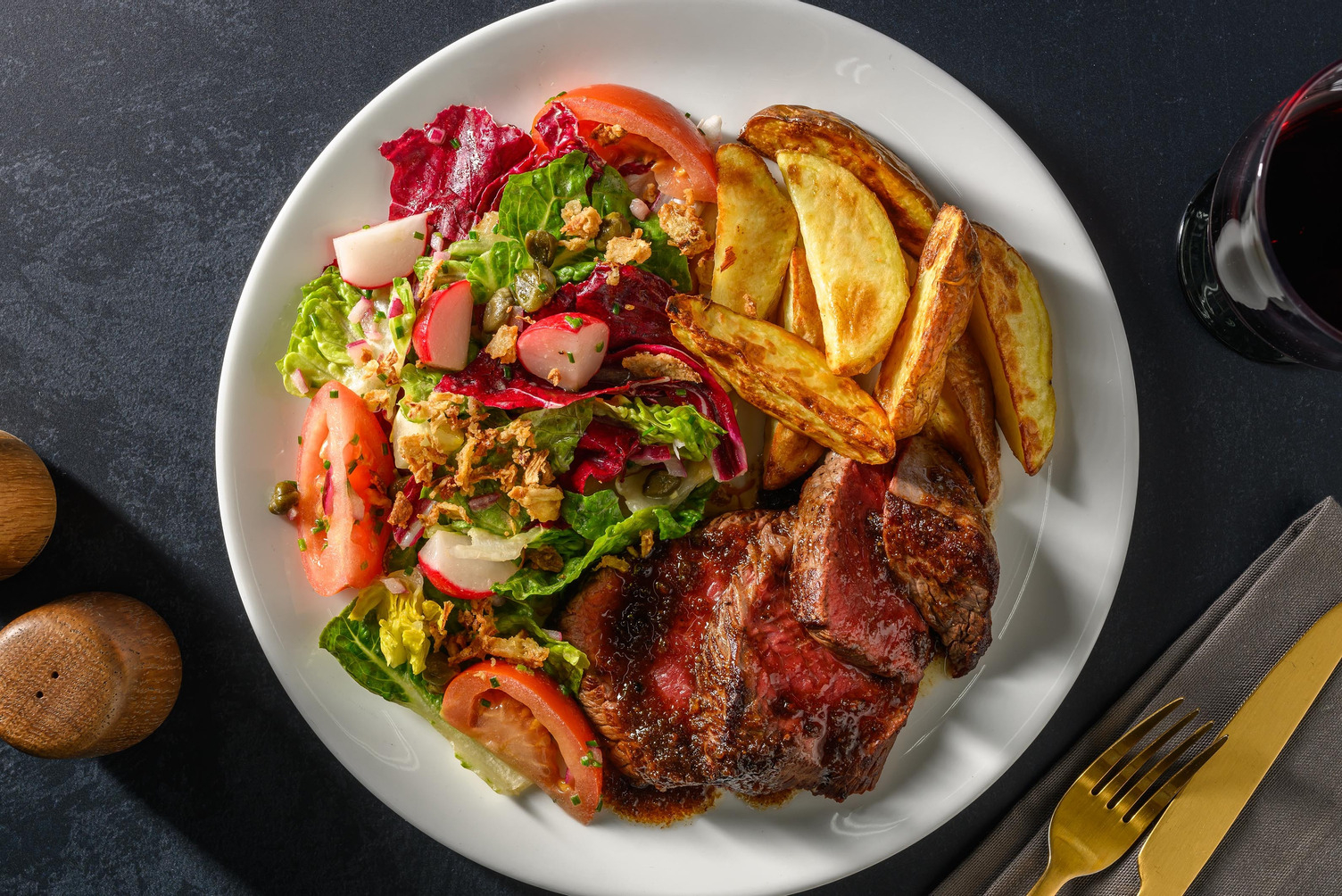 Entrecote deluxe in knoflooksaus met aardappelwedges