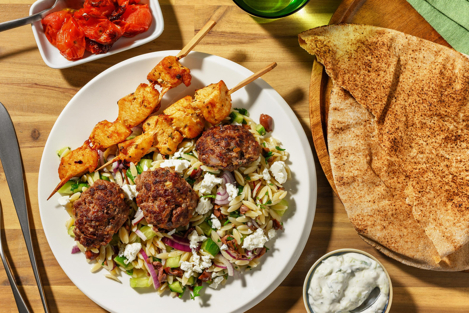 Brochettes de poulet souvlaki et keftas grillées