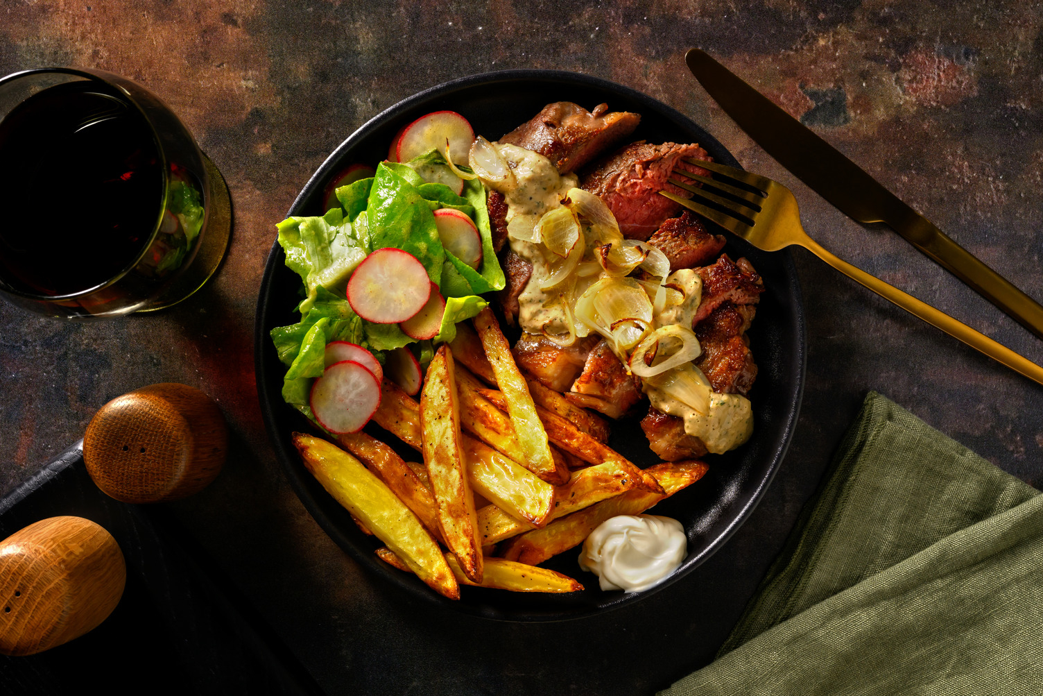 Entrecote met kruidige hollandaisesaus en frietjes 