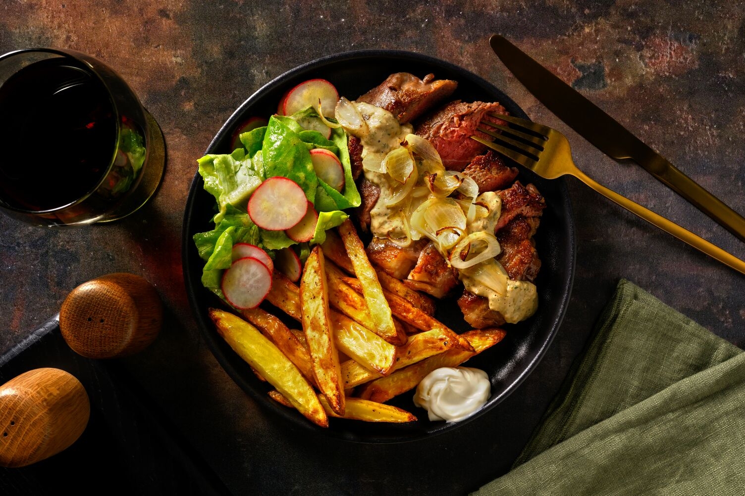 Entrecote met kruidige hollandaisesaus en frietjes