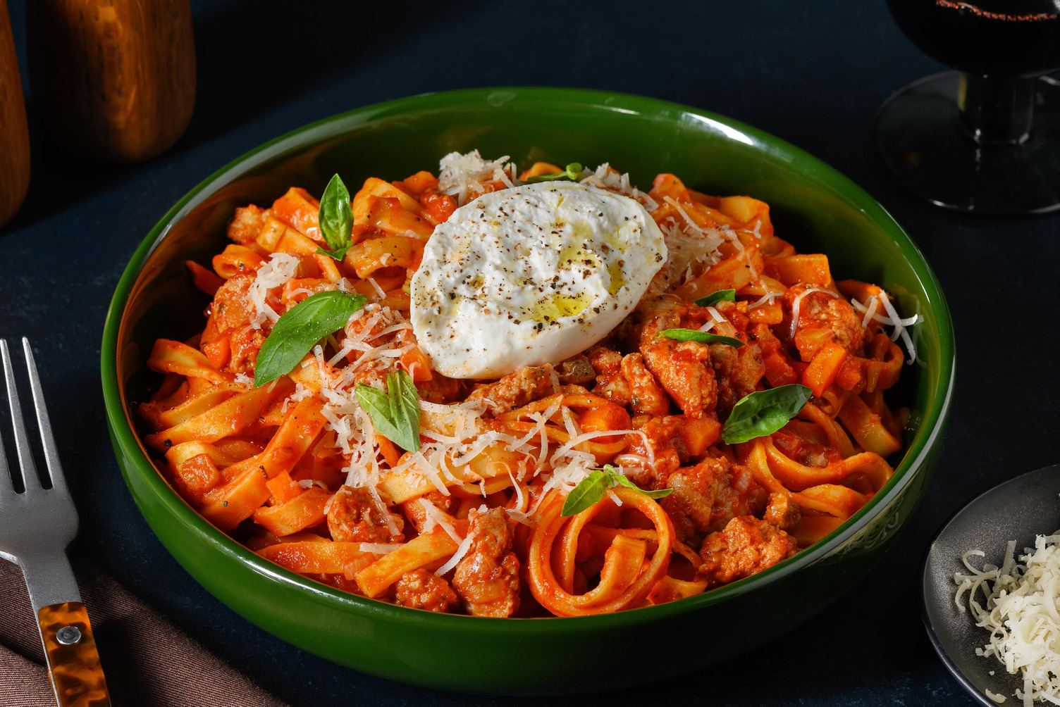 Gourmet bolognese met burrata en basilicum