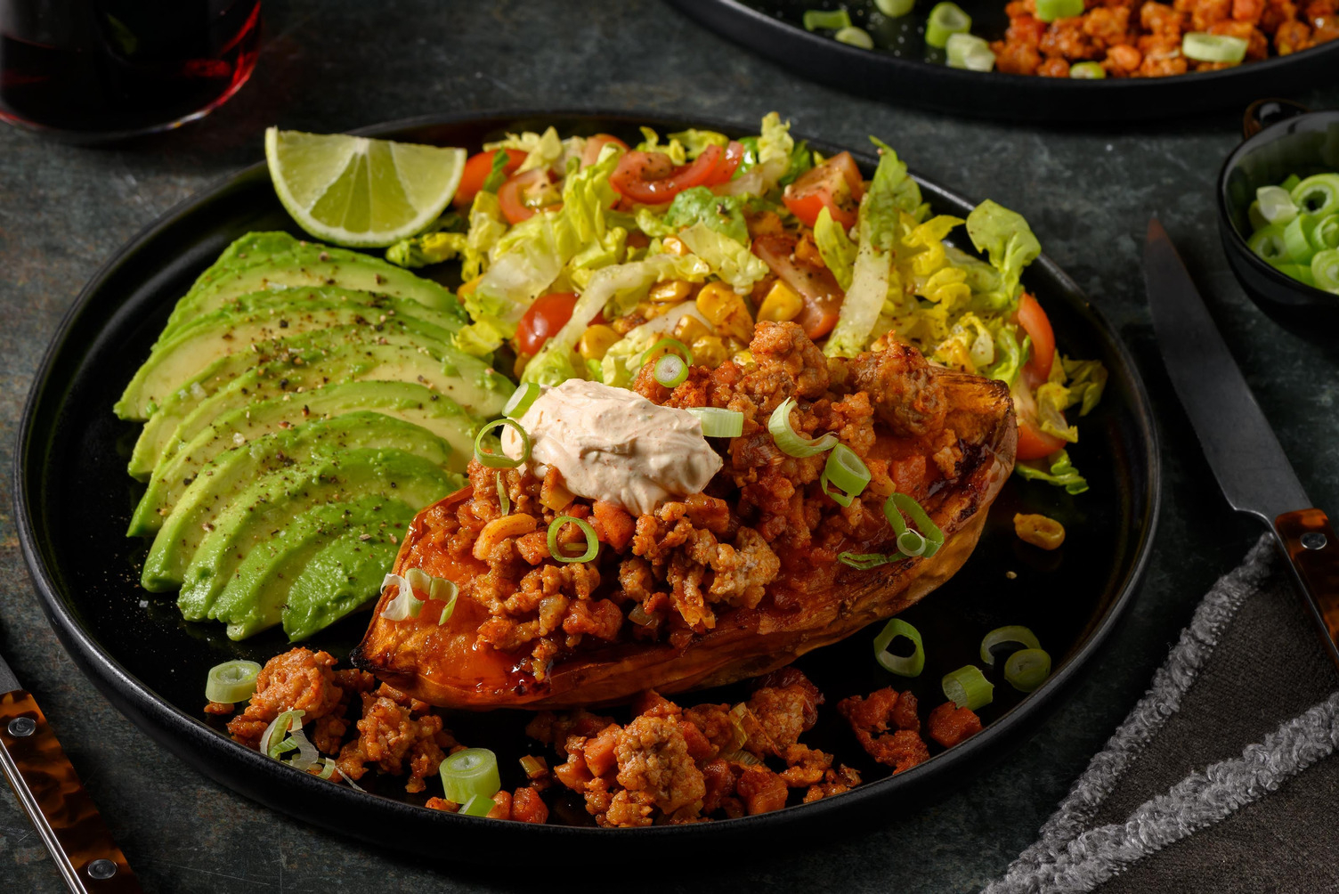 Meat lover's zoete aardappel met avocado, spekjes en smokey zure room