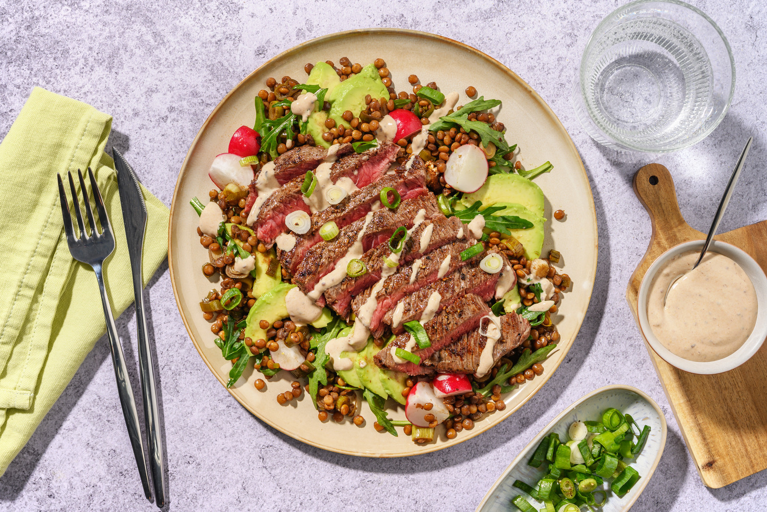 Bio-Rindersteak auf Balsamico-Linsen-Salat