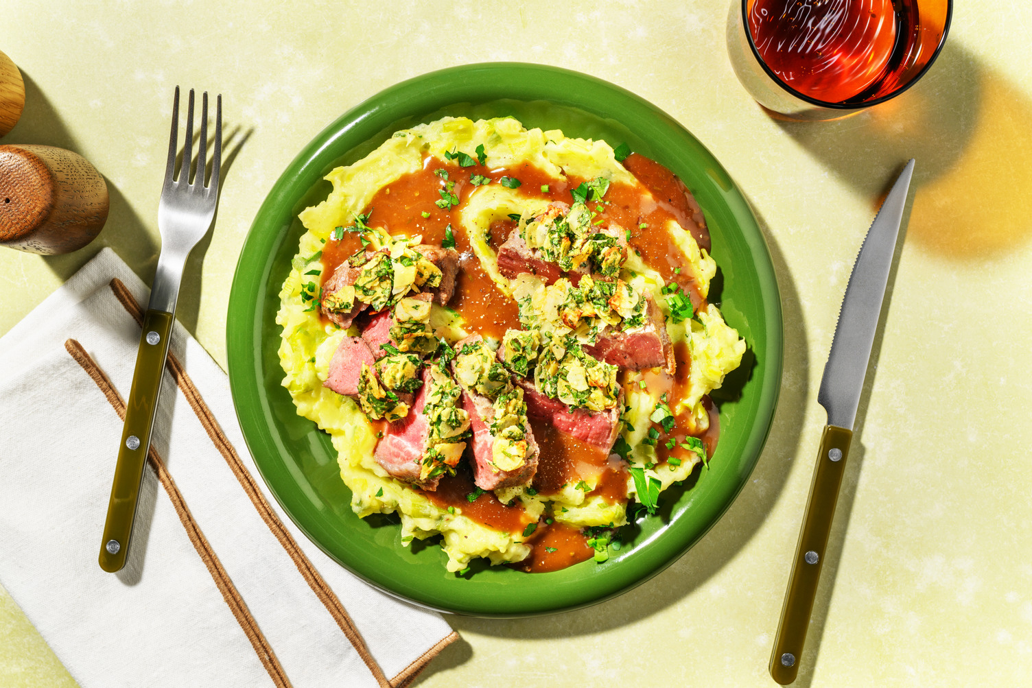 Bio-Rindersteak mit Kräuter-Mandel-Kruste