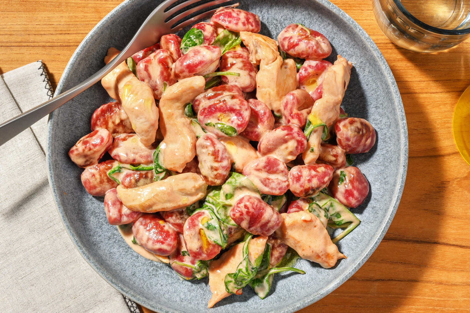 One Pan: Rote-Beete-Gnocchi mit Hähnchen