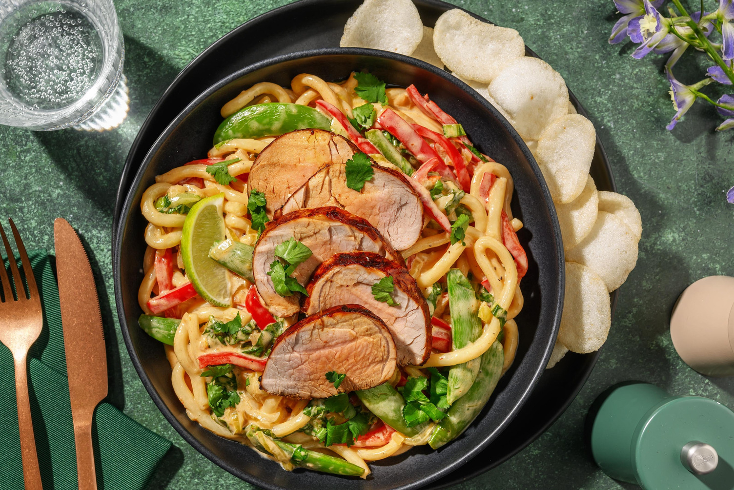 Gemarineerde varkenshaas op kruidige kokoscurry