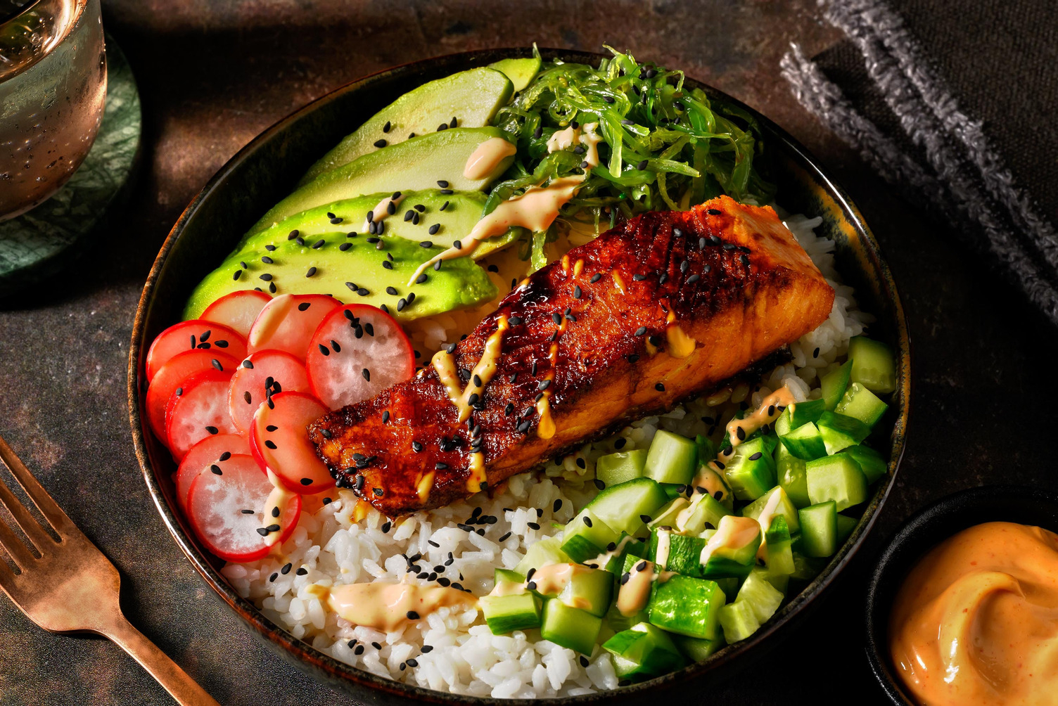 Pokébowl met zalmfilet, zeewiersalade en avocado