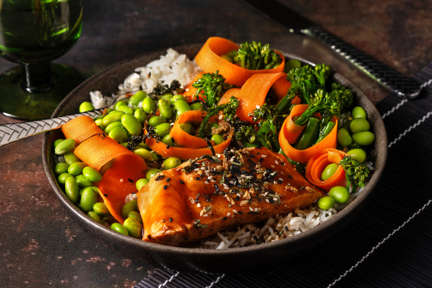 Bowl de saumon teriyaki et fèves de soja