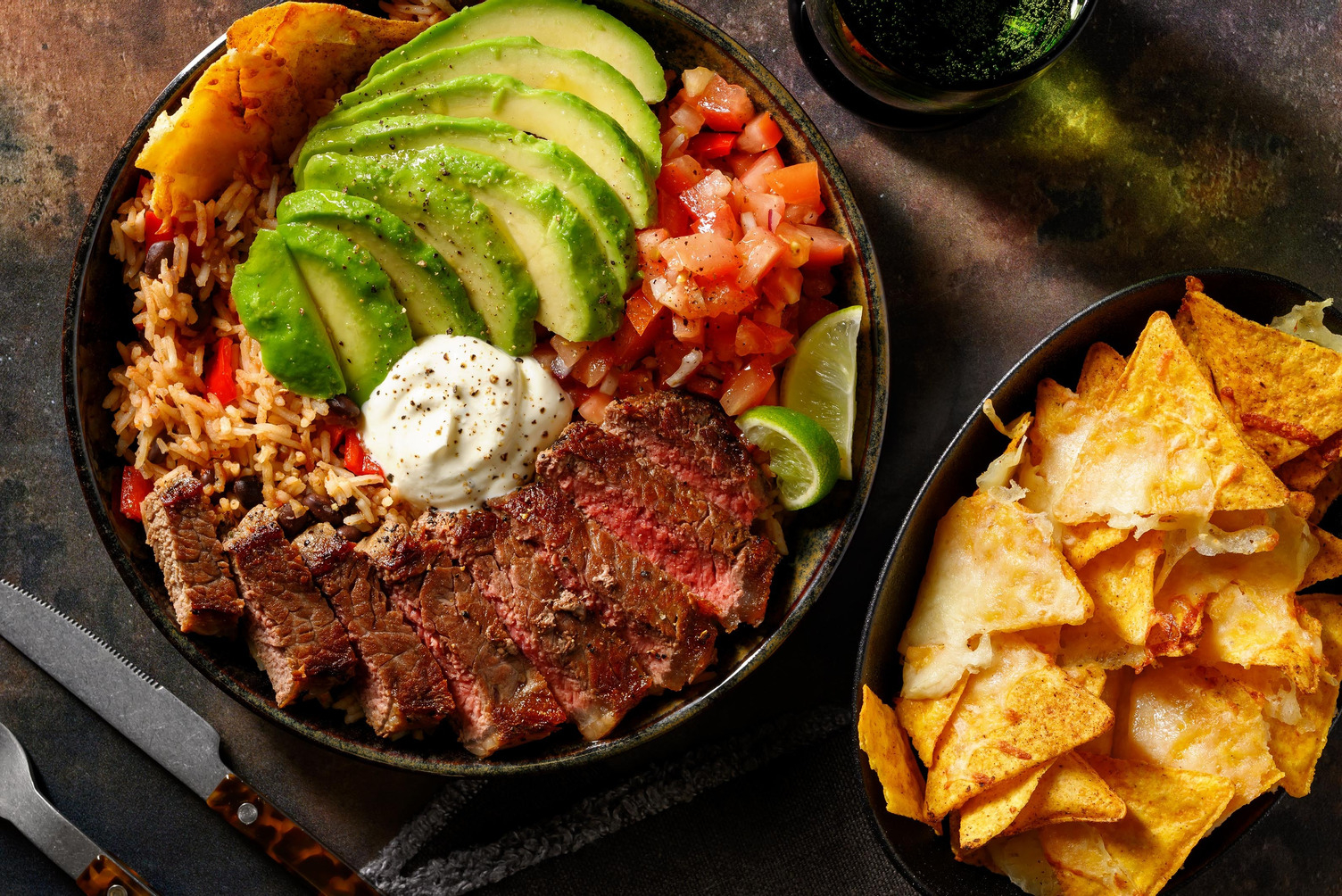 Loaded burritobowl met steak, avocado en salsa