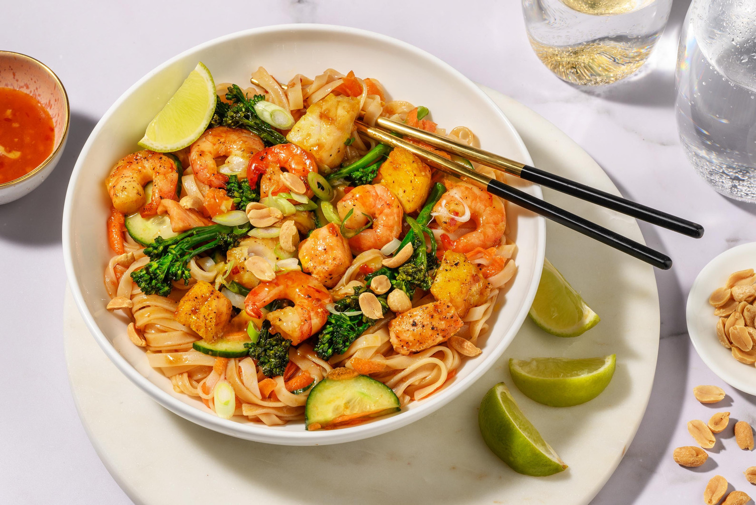 Luxe noedelsalade met garnalen en broccolini