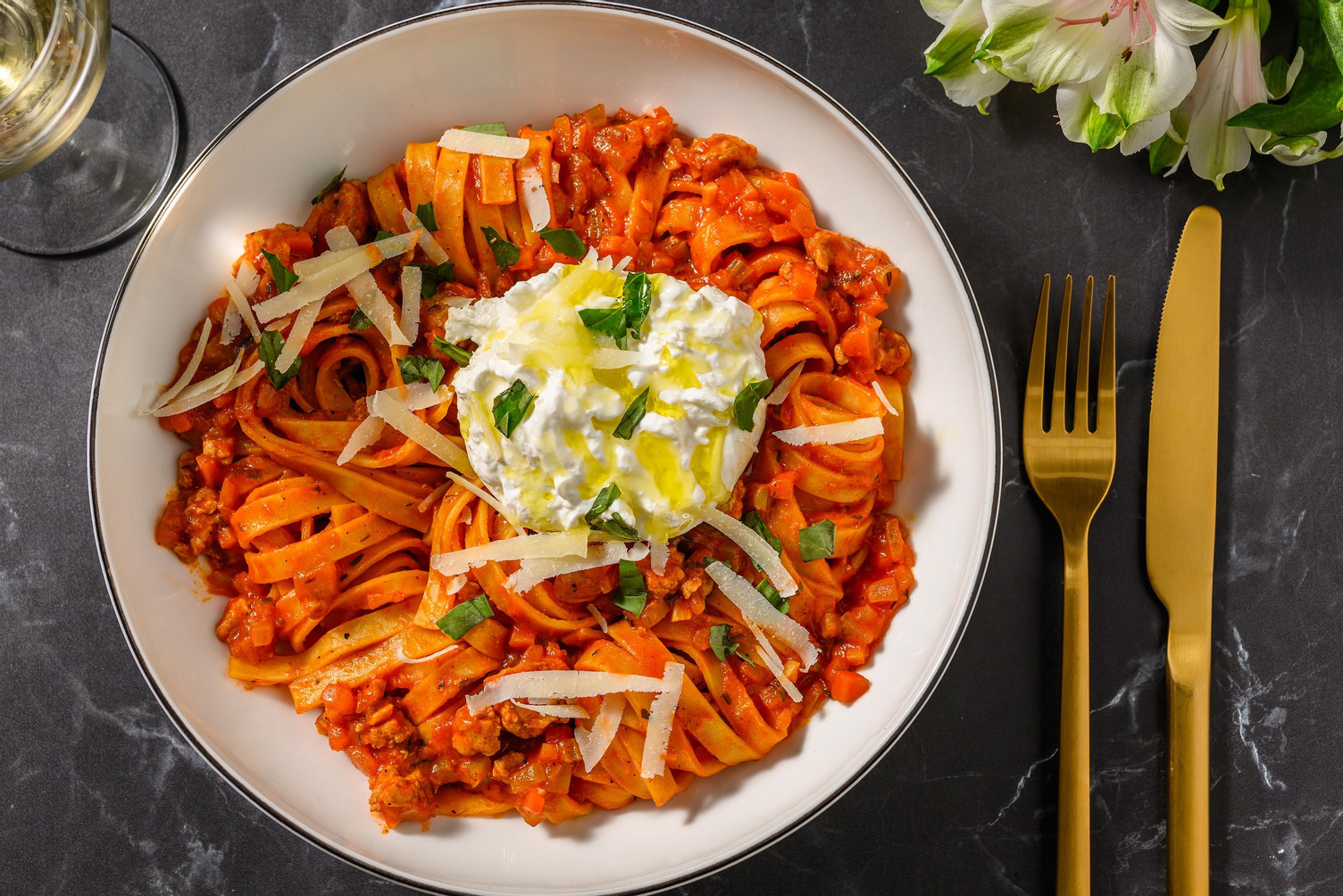 Luxe tagliatelle bolognese met burrata en basilicum