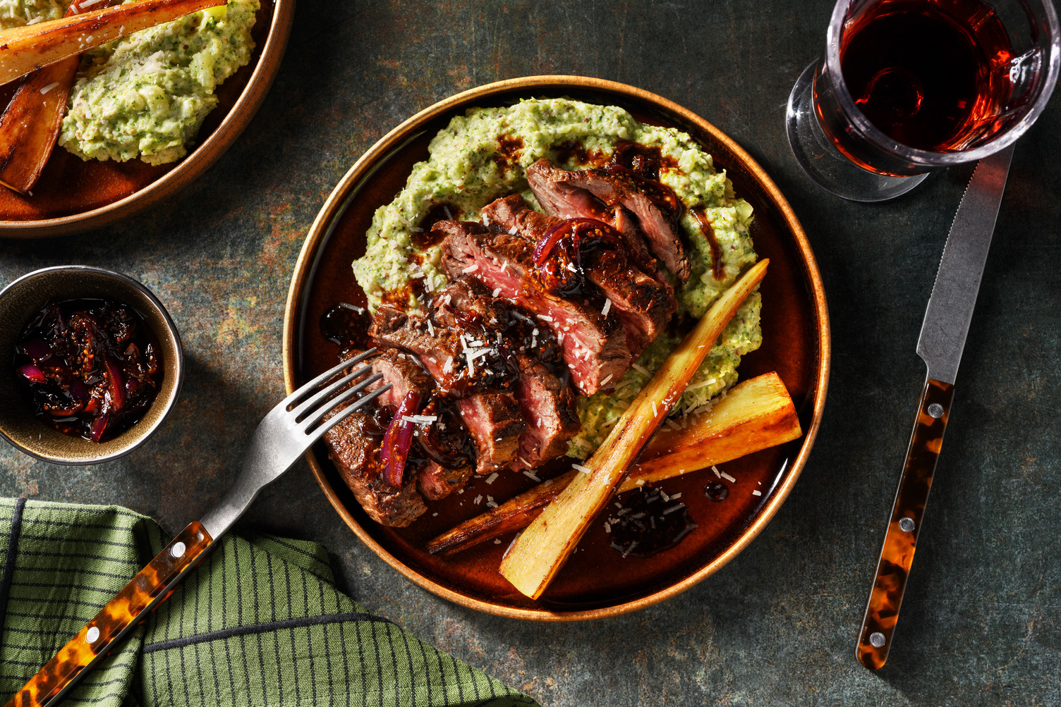 Steak met Parmigiano Reggiano en uienjus