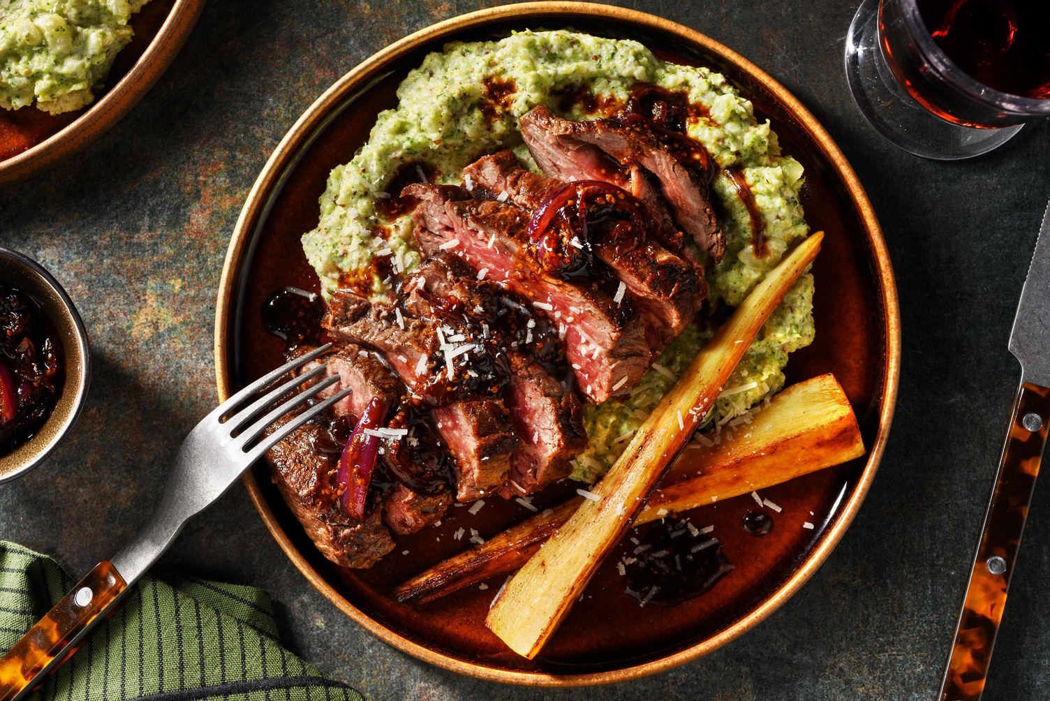 Steak met mascarpone-broccolipuree