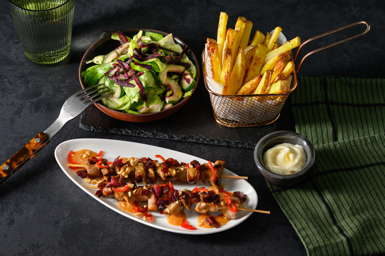 Varkenshaassate met pindasaus en ovenfrietjes