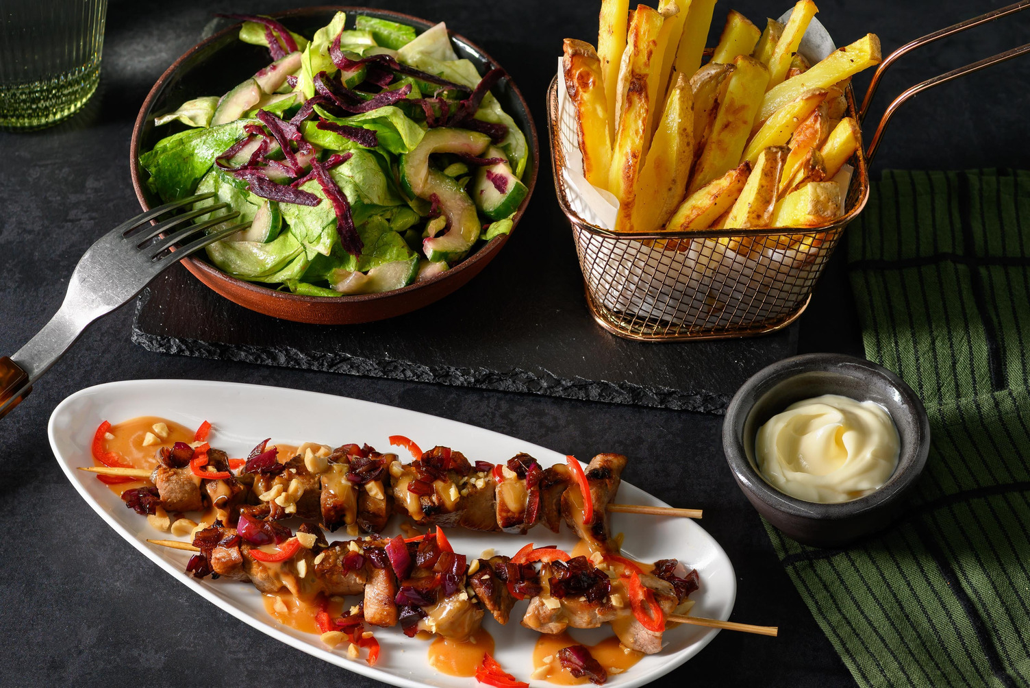 Saté de porc en sauce à la cacahuète et frites