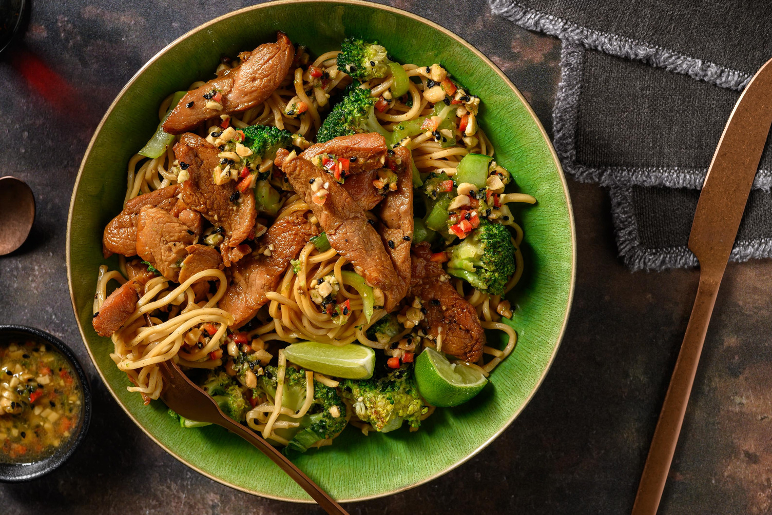 Nouilles au porc teriyaki et sauce piquante à la cacahuète