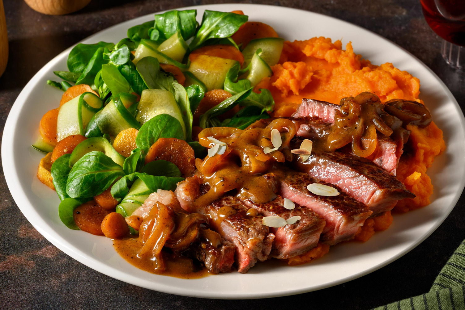 Entrecote met geglaceerde wortels en amandelschaafsel