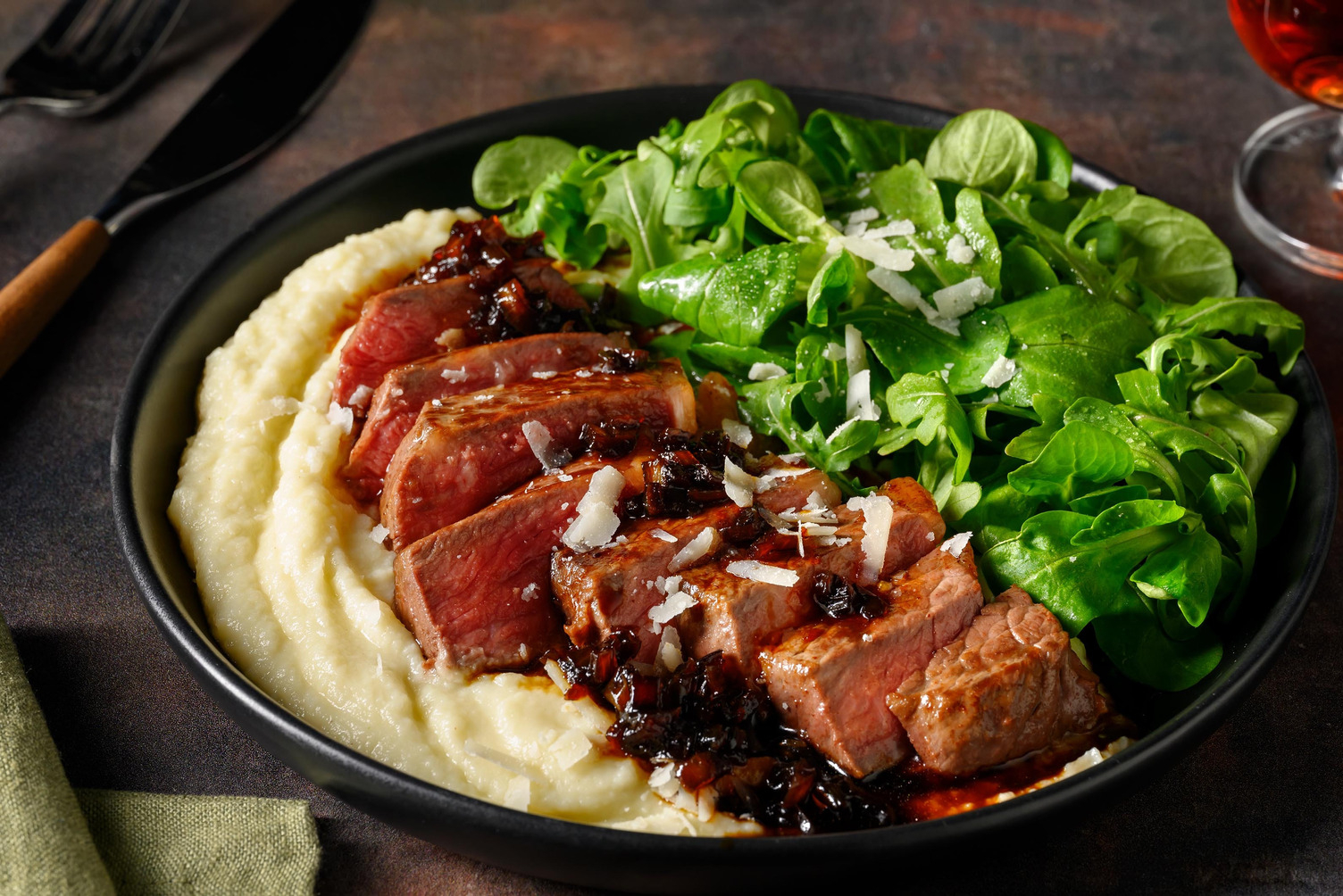 Steak met uiensaus en Parmigiano Reggiano