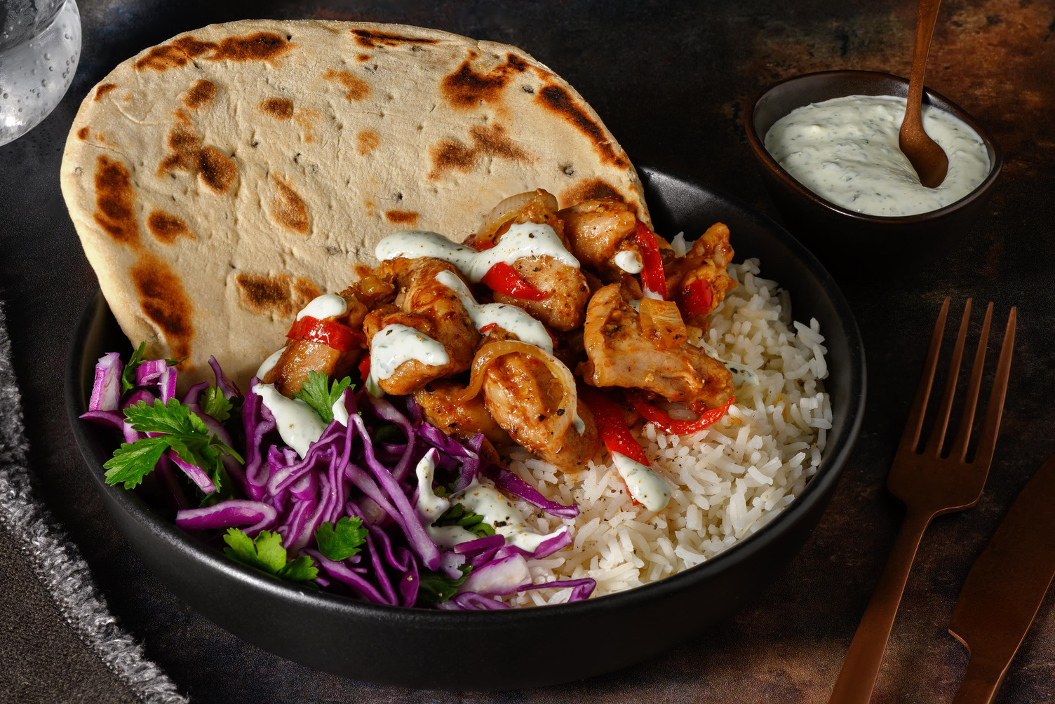 Poulet aux épices masala, pain roti et sauce au yaourt 