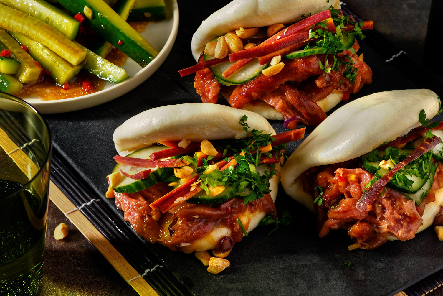 Bao buns met teriyaki-eend en 'swicy' sesamkomkommer