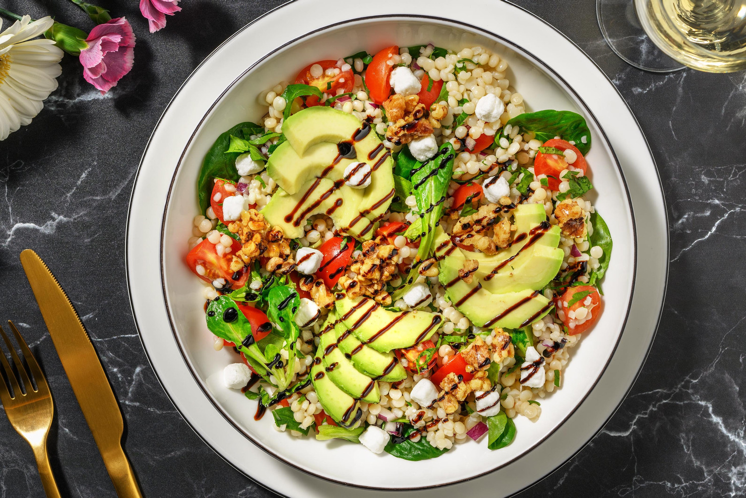 Luxe avocadosalade met honing-geitenkaasbolletjes