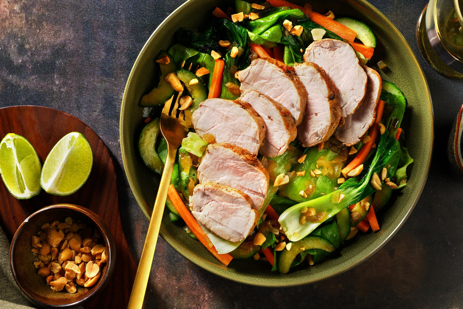 Filet mignon de porc, pak-choï et salade