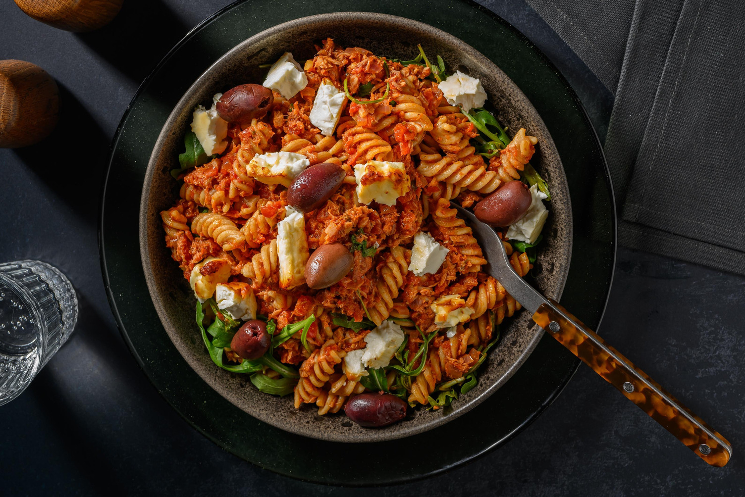 Pâtes au thon à la méditerranéenne avec feta et roquette