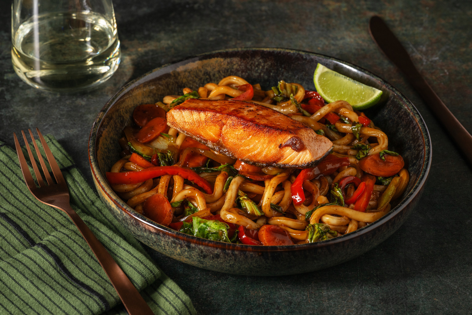 Swicy gochujang zalm met udonnoedels en limoen