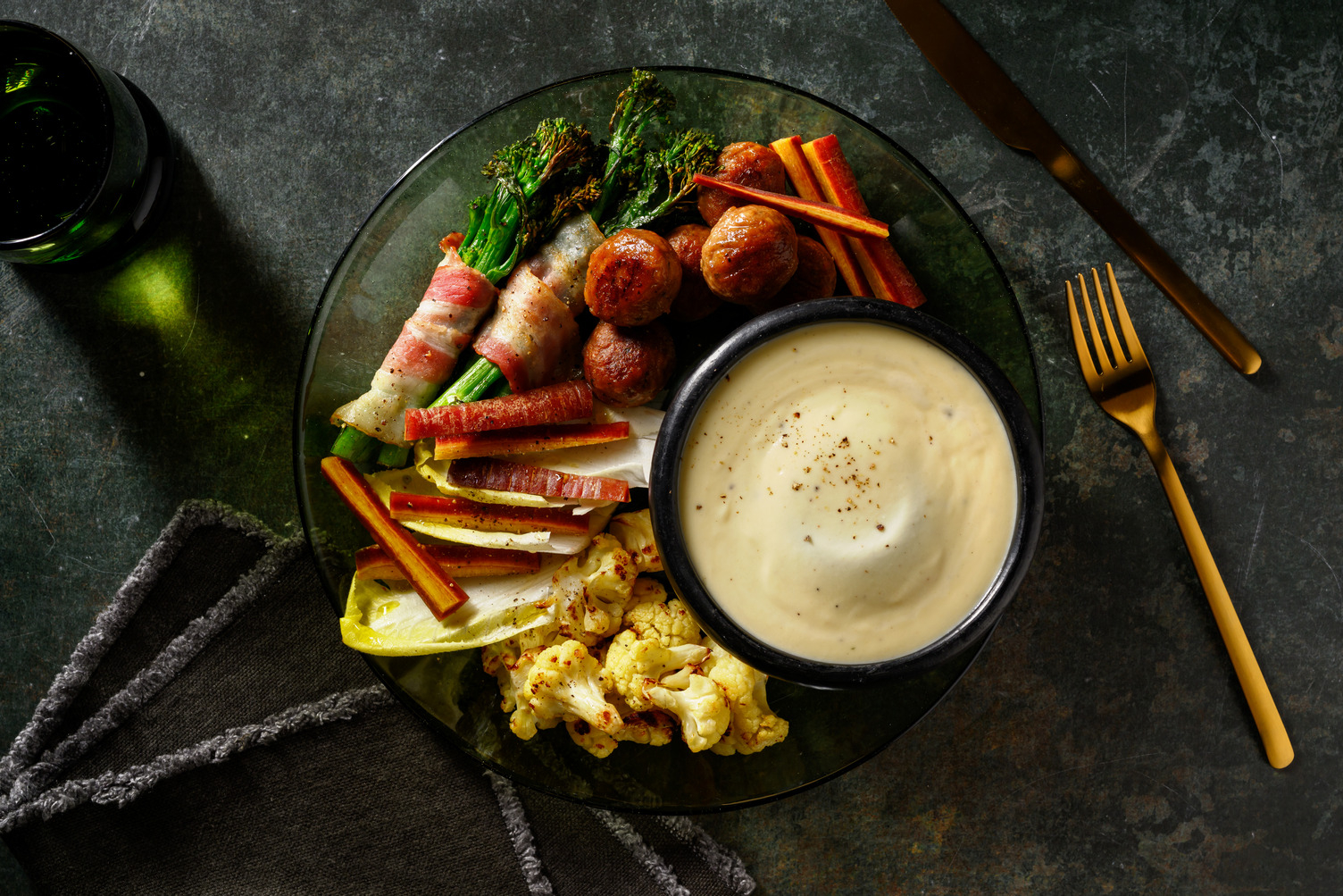 Fondue au fromage & boulettes de cerf, crudités